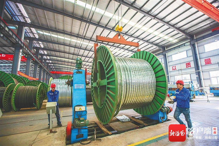 资料图:在海南美亚电缆集团有限公司,工人在操作仪器.