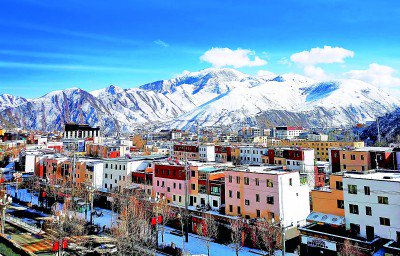 青海省玉树市城市风光.程宦宁摄/光明图片