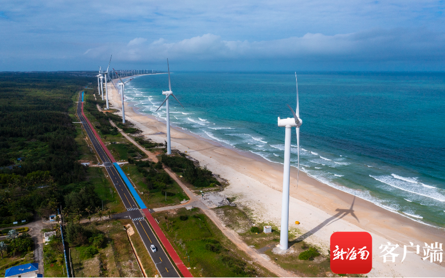 俯瞰海南环岛旅游公路文昌木兰湾段.记者 李昊 摄