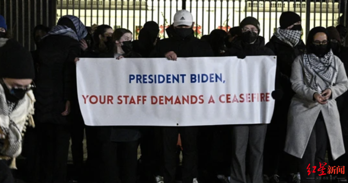 ▲参与集会的工作人员手举横幅：“拜登总统，你的工作人员要求停火。”