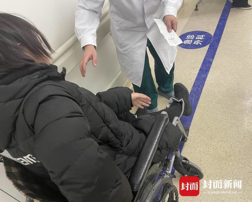 部分腿,脚受伤的乘客,借助轮椅就医.摄影 封面新闻记者 张馨心