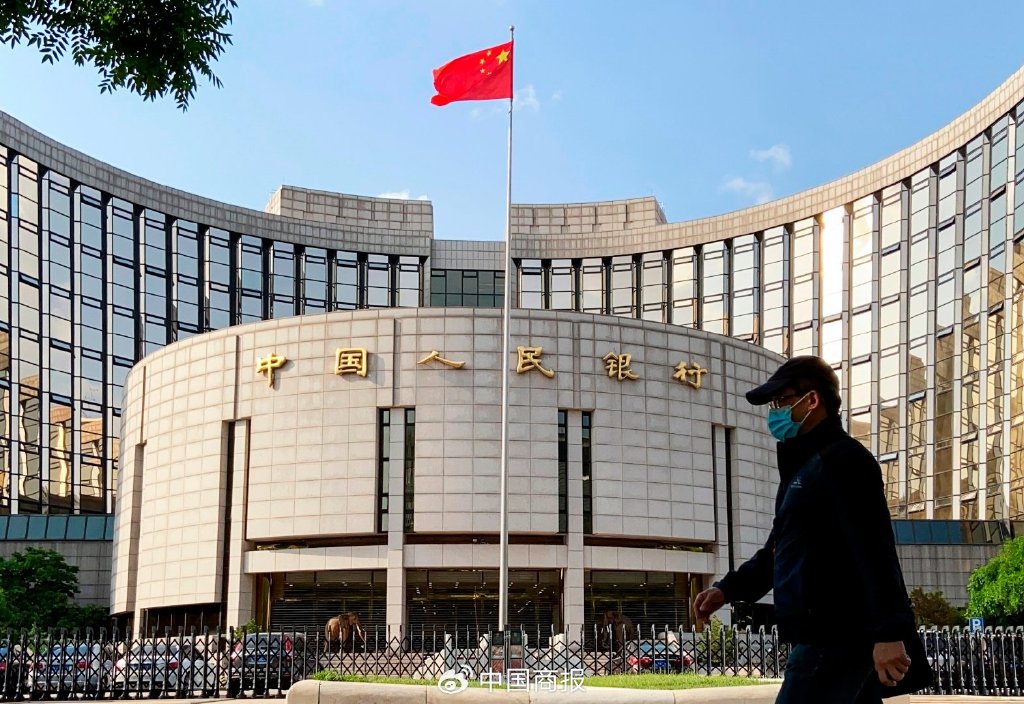 图为北京市民从中国人民银行前经过.(图片由cnsphoto提供)