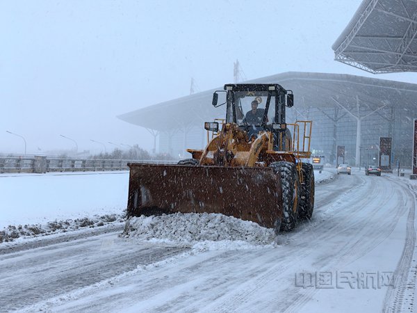 机场出动除雪车,装载机,撒布车持续对主干道路及重点区域进行除雪清雪