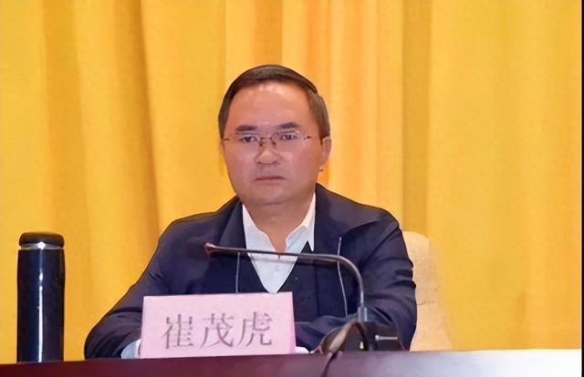 崔茂虎出生于1965年12月,今年58岁,云南宣威人,曾在云南工作超30年,曾