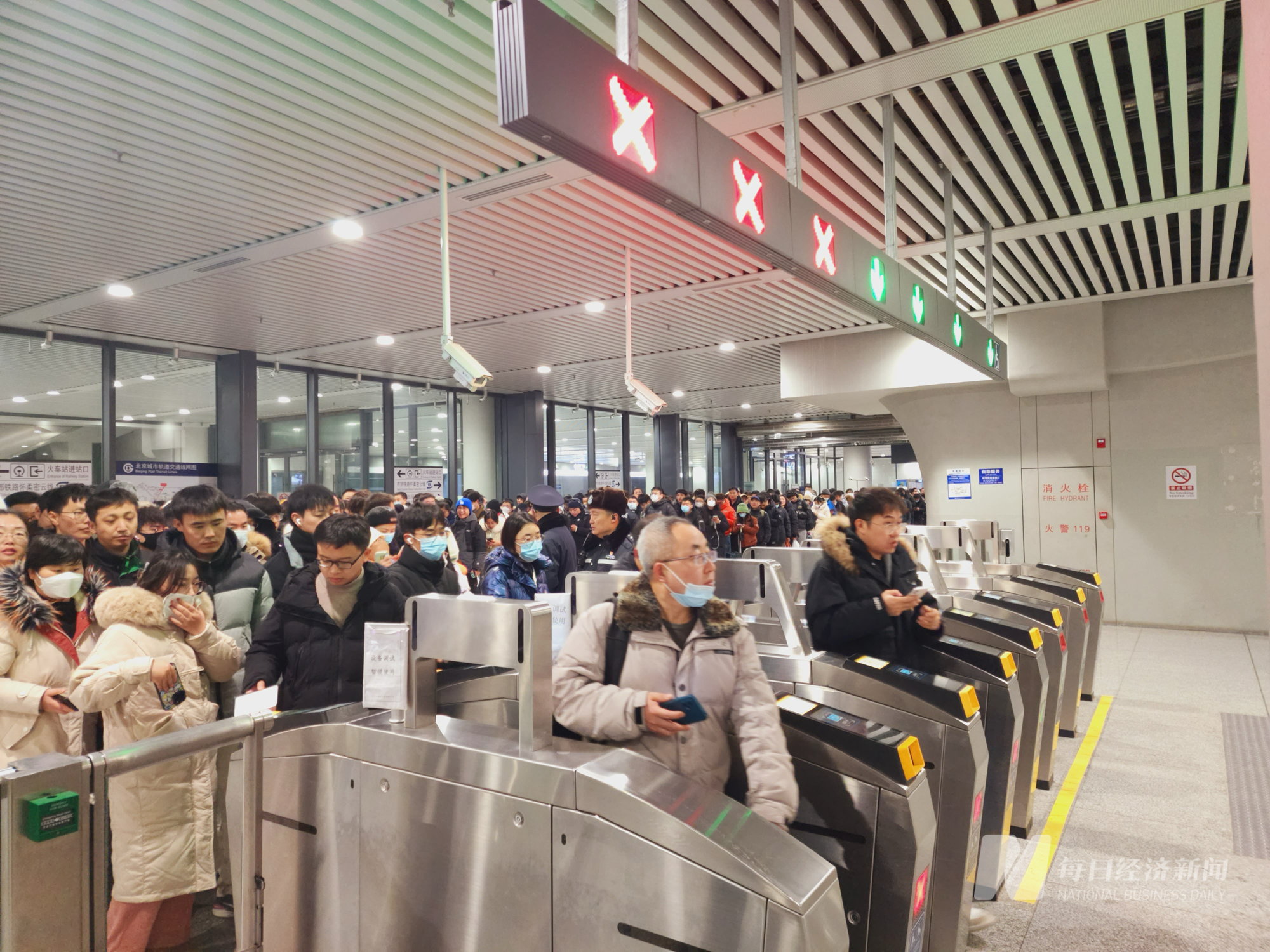 现场北京事故地铁乘客讲述车厢断开瞬间后车乘客步行40分钟出站