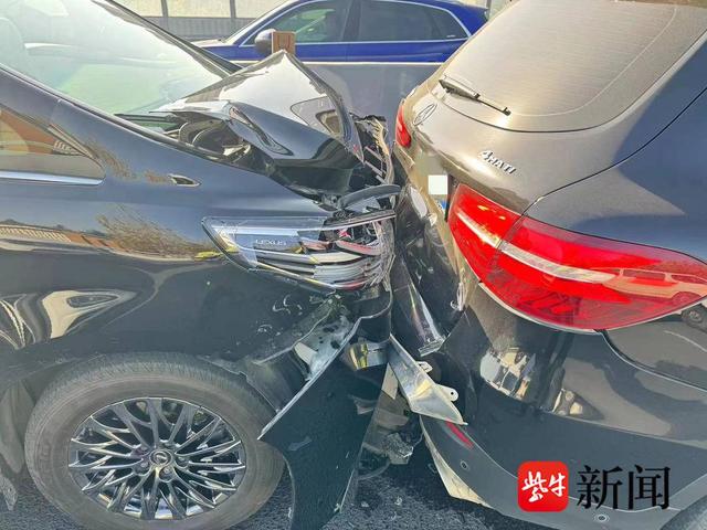 奔驰车追尾前车停路上,第三车司机看手机又追尾了|追尾_新浪财经_新浪