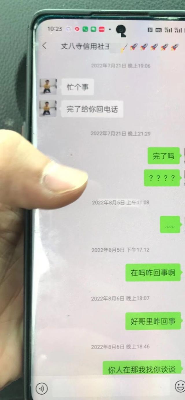 客岁7月,多东说念主磋议不上王某。照相/上游新闻记者 贾晨