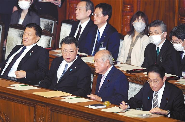 这是12月13日在日本东京的国会闭会式上拍摄的内阁官房长官松野博一