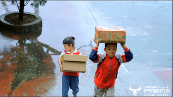 三义乡小学的孩子拿到捐助的礼物  受访者供图