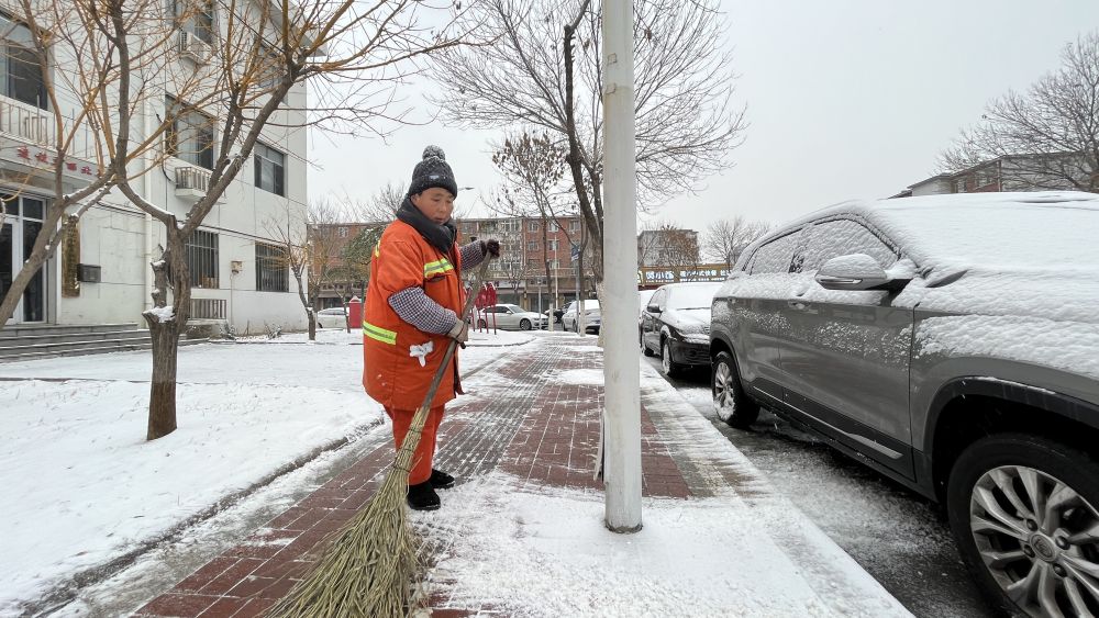 12月13日,天津市北辰区一名环卫工人正在扫雪.新华社记者 徐思钰 摄