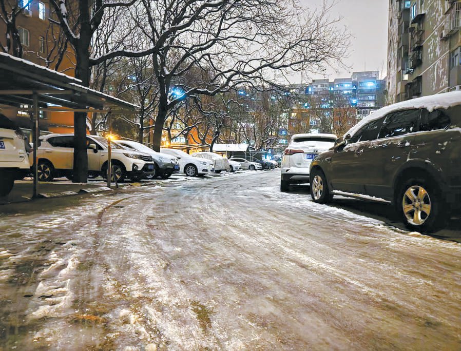 12月12日,马家堡西里第一社区,主要道路上积雪成冰. 张淑玲摄
