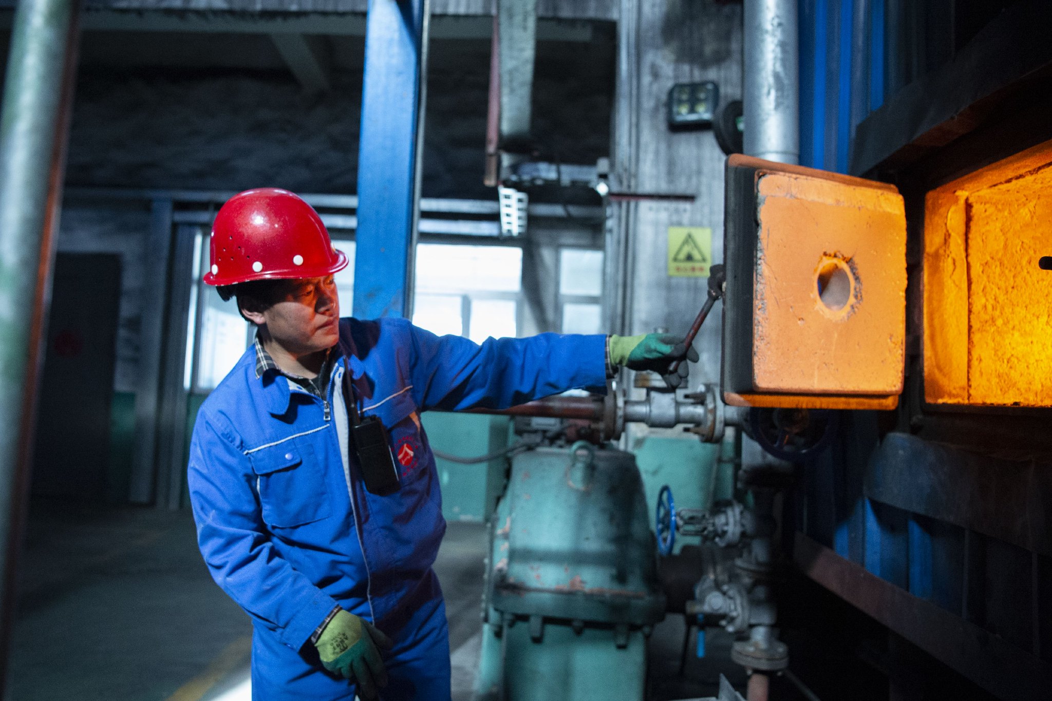 12月15日,热源厂工人扎巴在查看锅炉燃烧情况.新华社发(旦增努布摄)