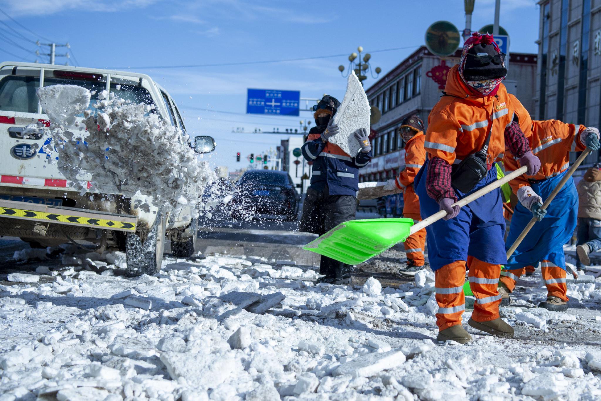 12月15日,环卫工人们在清扫积雪.新华社发(旦增努布摄)