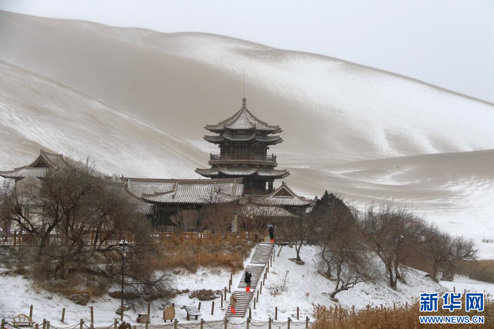这是12月14日拍摄的甘肃省敦煌市鸣沙山月牙泉景区雪景.