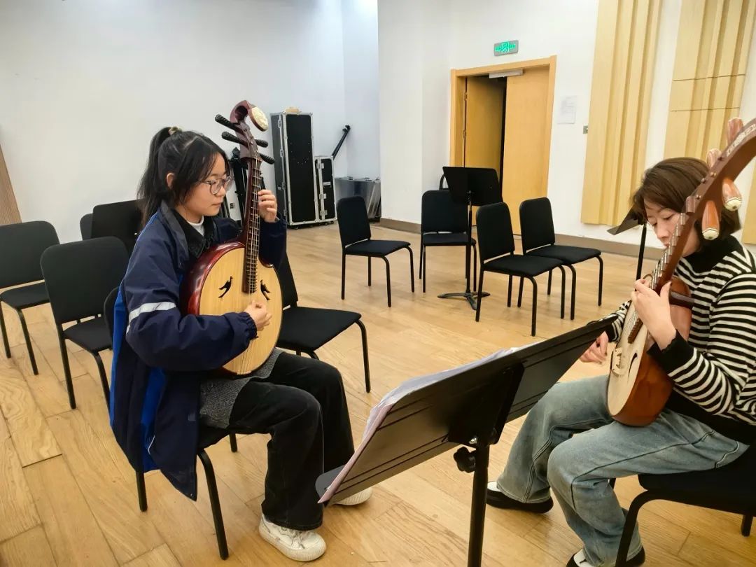 12月14日,兰州市第十四中学老师在给音乐班学生上课.(受访者供图)