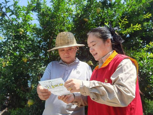 国网贾汪区供电公司塔山供电所:保电不停歇 助力草莓品鉴节顺利开展