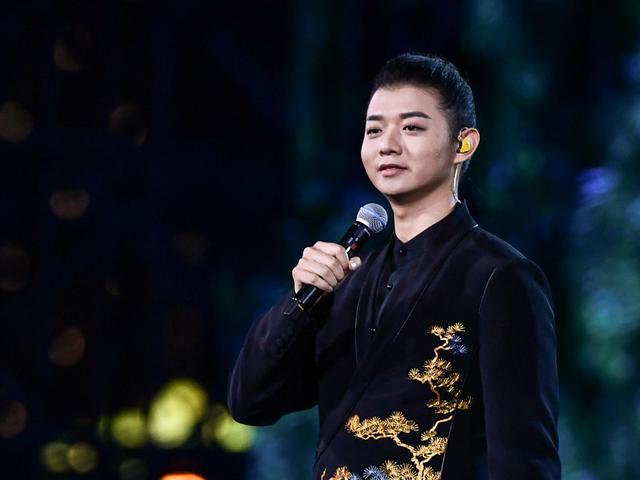 霍尊(资料) 据ic photo2021年8月8日,陈某在微博官宣自己和霍尊牡 