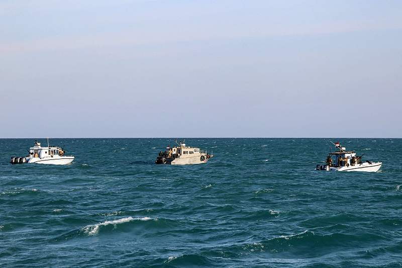 也门海岸警卫队成员乘坐快艇在曼德海峡附近的红海上巡航。（图片来源：央视新闻）