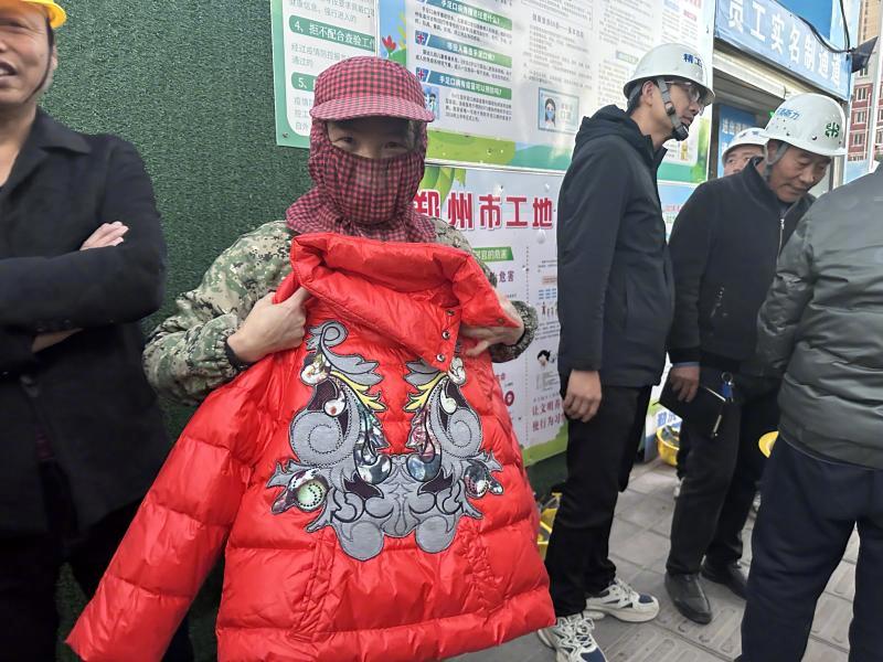 郑州公交化身流动爱心衣橱 连续4年为农民工送棉衣