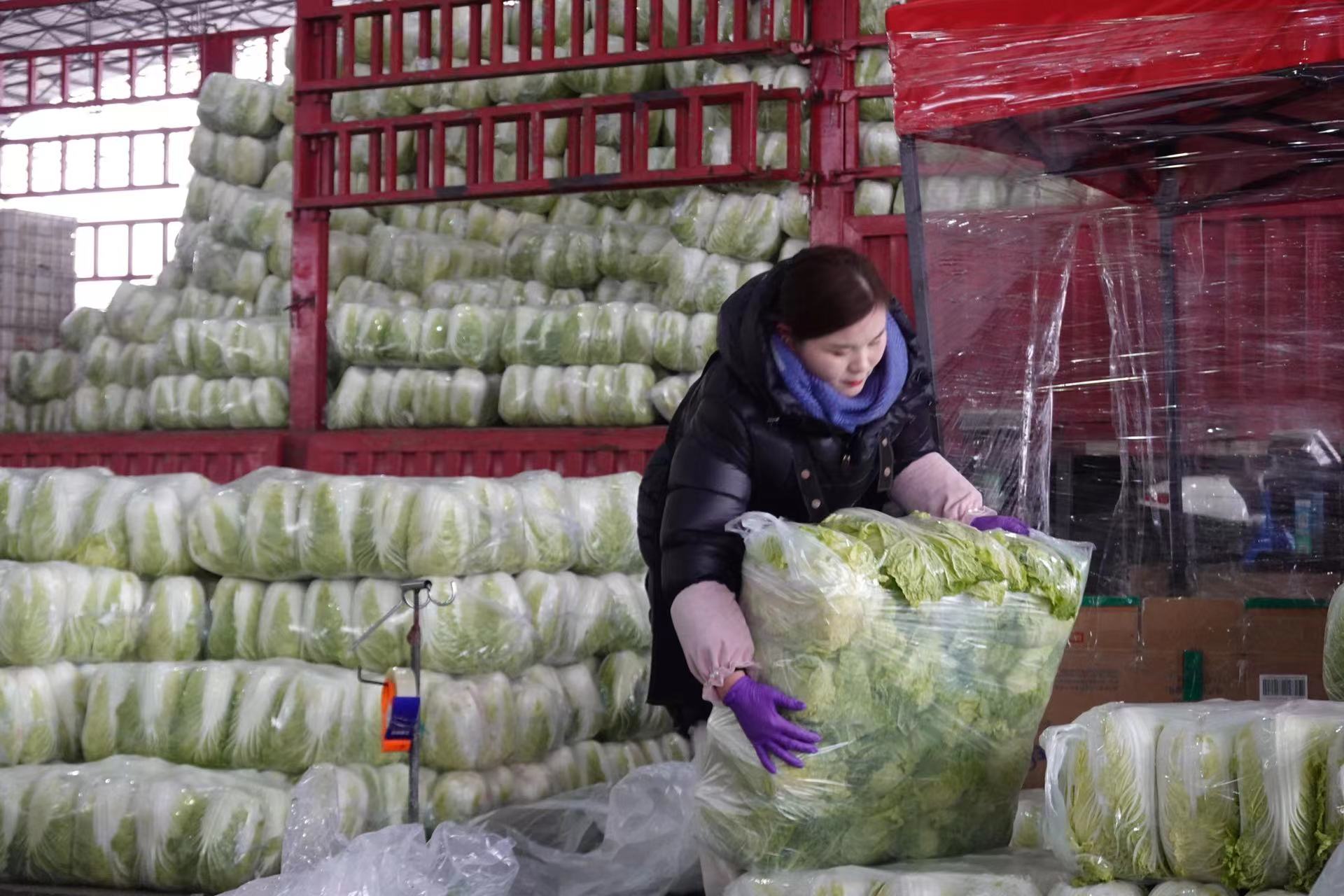 客商在陆续有序卸货.劳动报记者贡俊祺 摄影