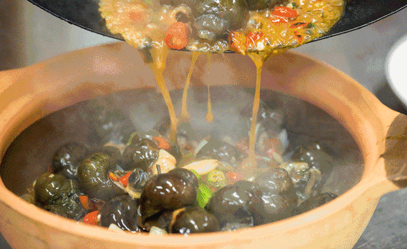 △撩螺、嗦粉是南宁人吃夜市的“基本操作”。