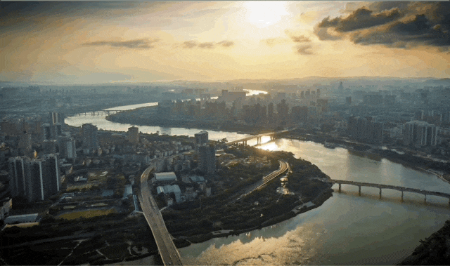 △邕江如一条玉带穿城而过，将南宁分成南北两岸，养育着南宁儿女。