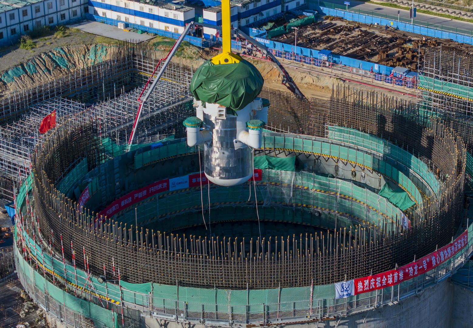 ▲8月10日，海南昌江，“玲龙一号”反应堆核心模块吊装现场。据ICphoto