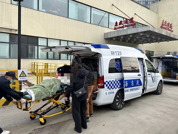 12月16日12时许,120急救人员将患者就近送至上海市第一人民医院南院.
