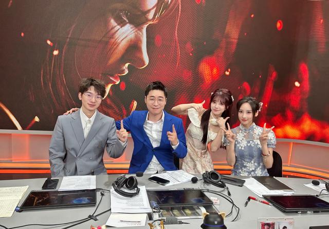 王多多在s13解说台上. 受访者供图