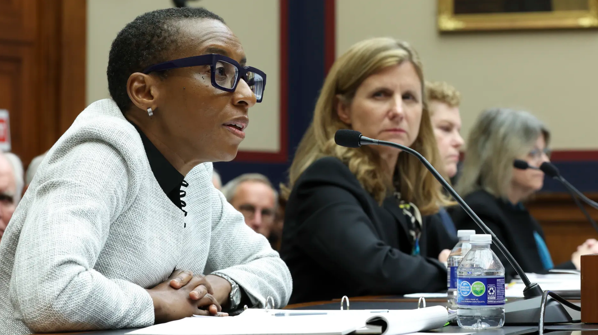 哈佛校长盖伊(左)在美国国会听证会上