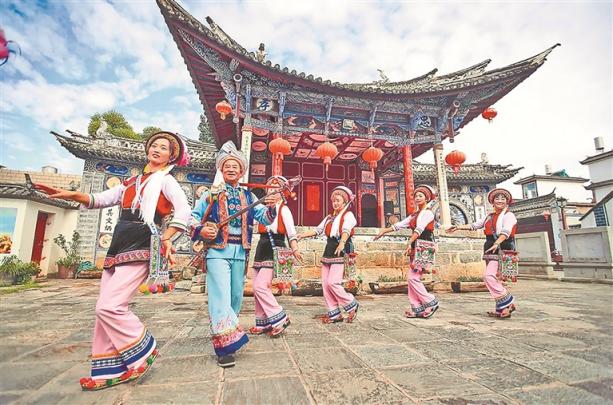 大理白族群众载歌载舞. 资料图片