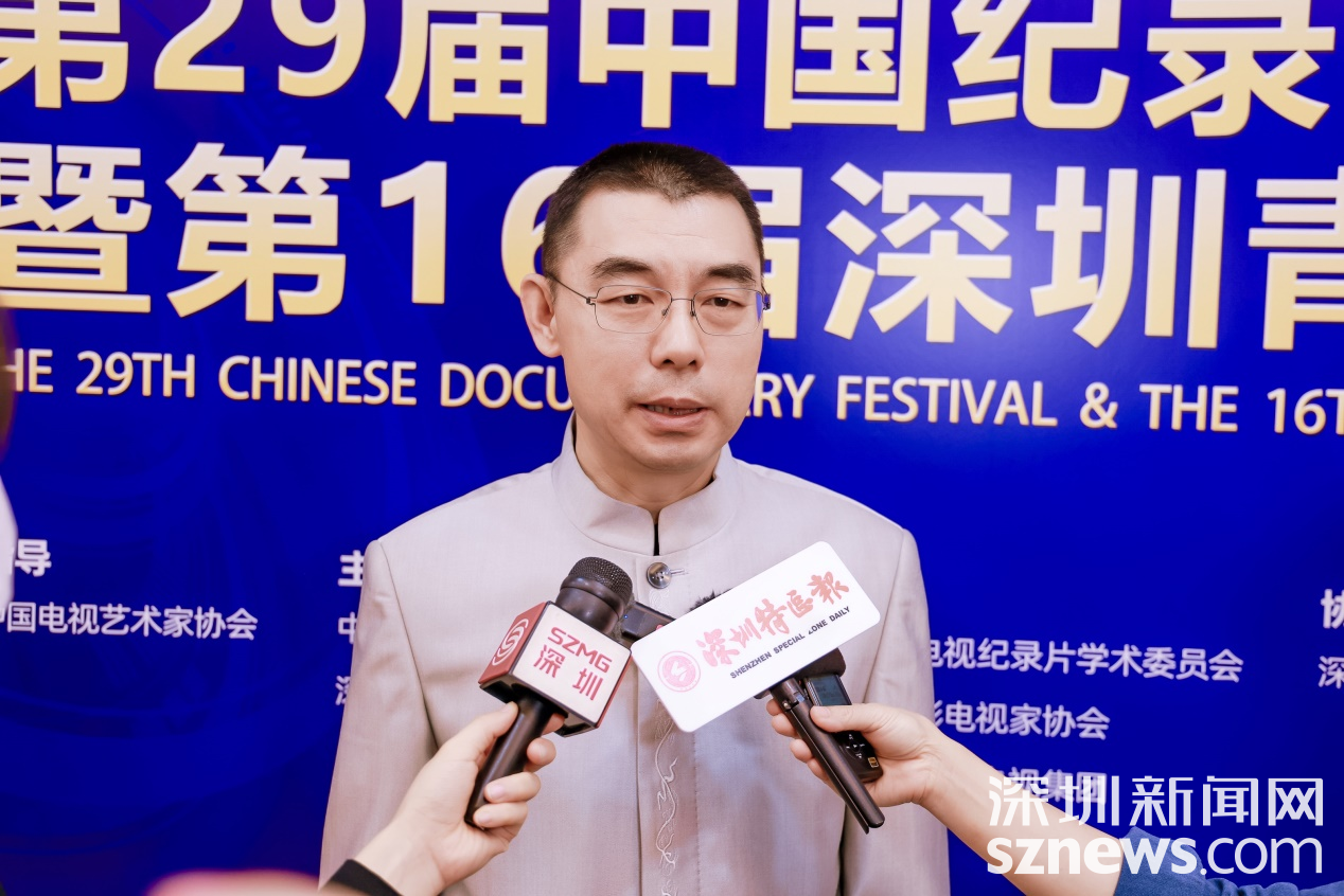 深圳青年影像节评委张同道接受记者采访。