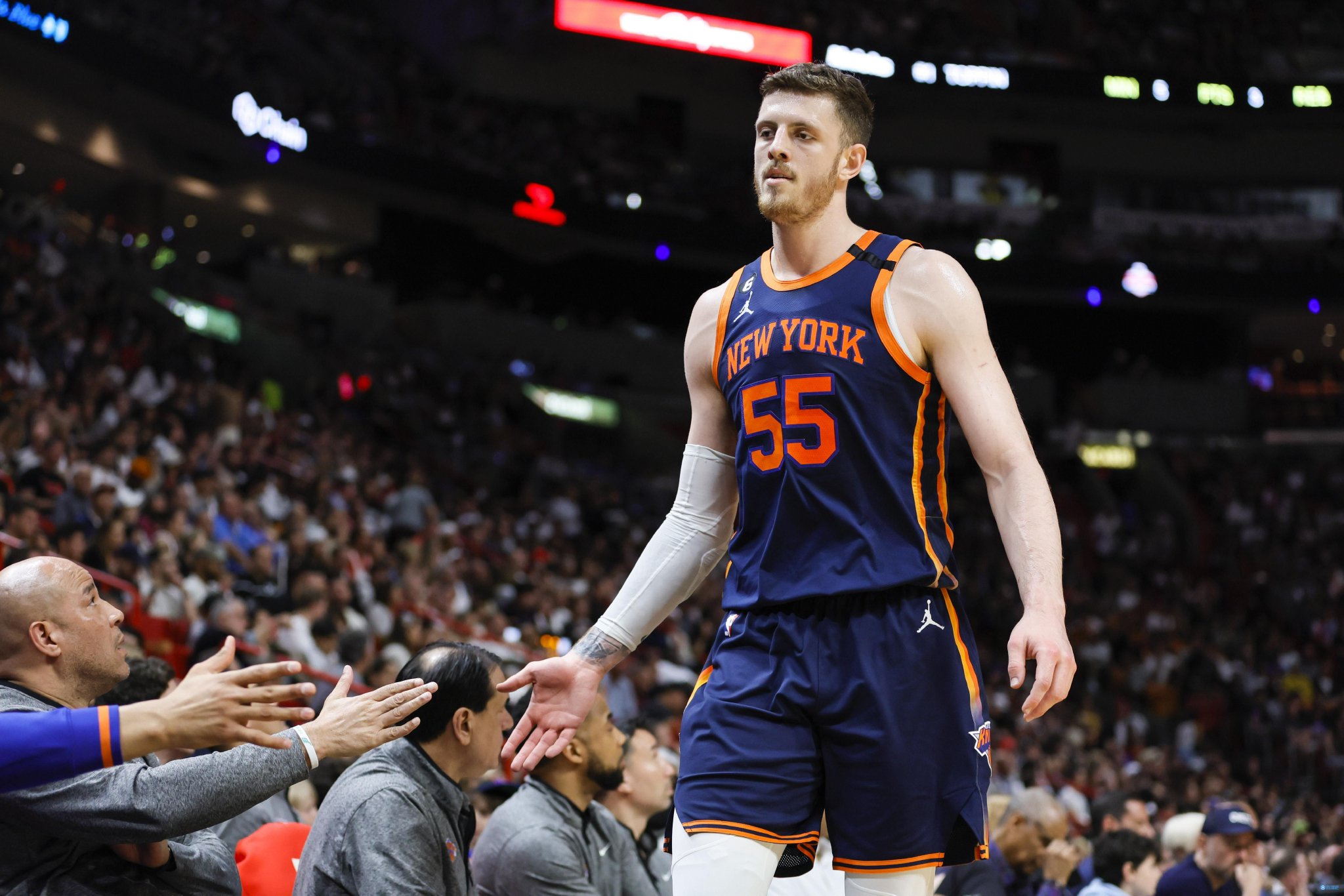 哈滕至少9分17板（7前板）2断2帽 2006年的莫罕默德后首个替补_手机新浪网