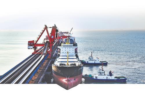 12月16日，货轮靠泊秦皇岛港九公司码头准备装货。 河北日报通讯员欧振国摄