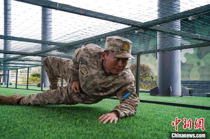 图为新兵进行战术训练.陈秋阳 摄