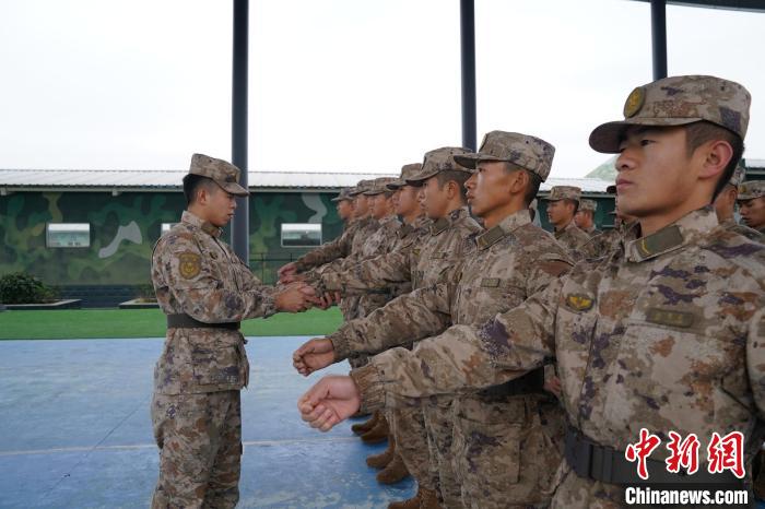 空军西安飞行学院某旅开启新兵下连冬日训练|西安市_新浪财经_新浪网