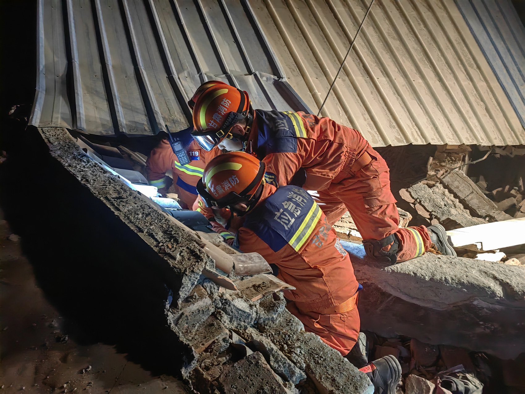 甘肃积石山县震后12小时:140次余震和零下十摄氏度的救援