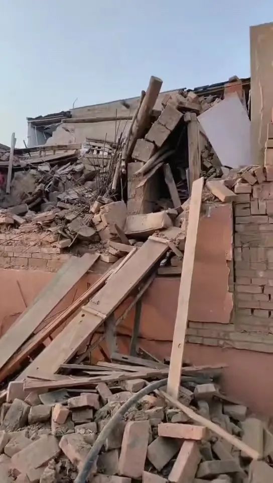 村民的房屋地震后倒塌.