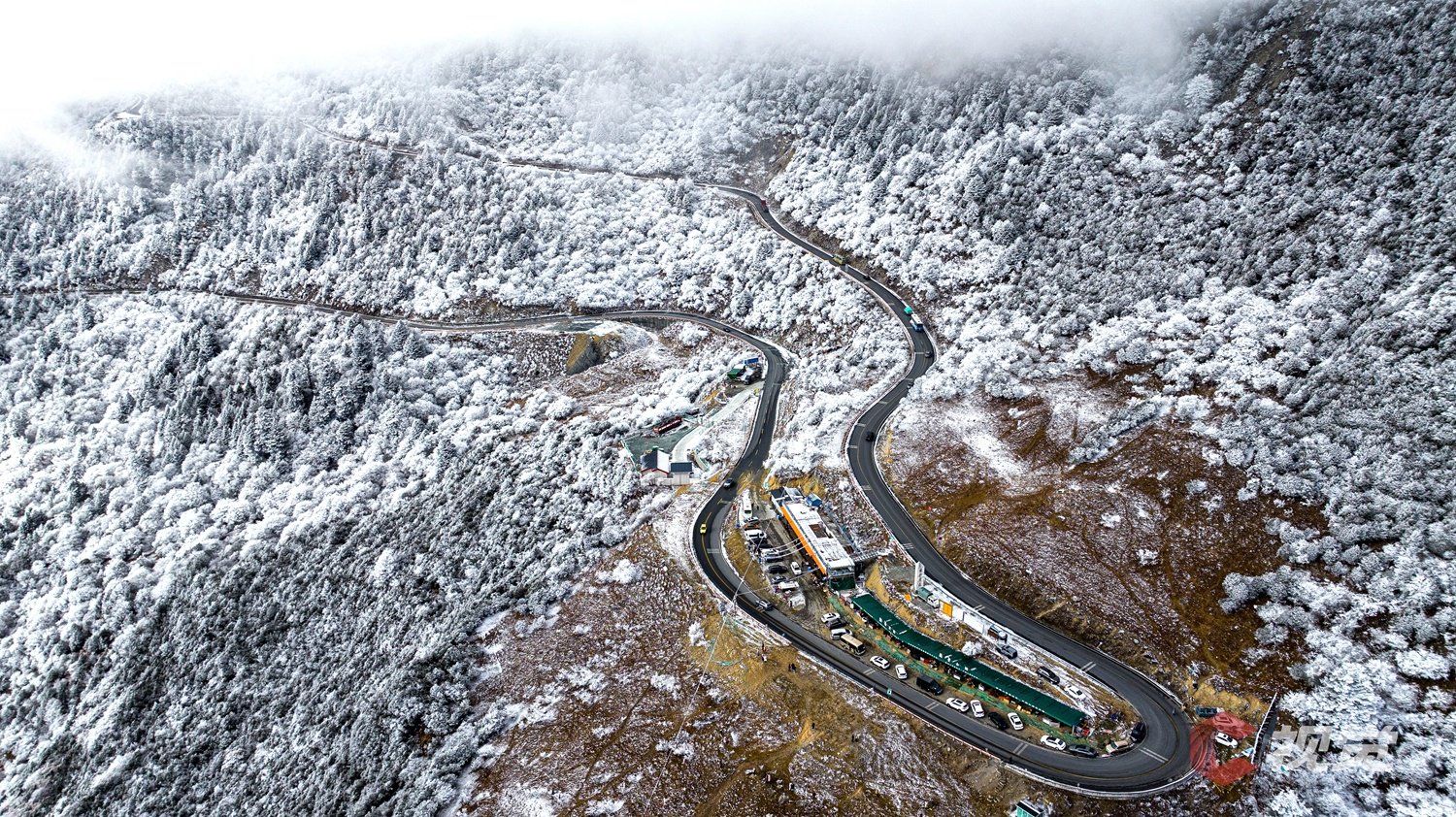 瞰"熊猫王国之巅"雪景|航拍_新浪财经_新浪网