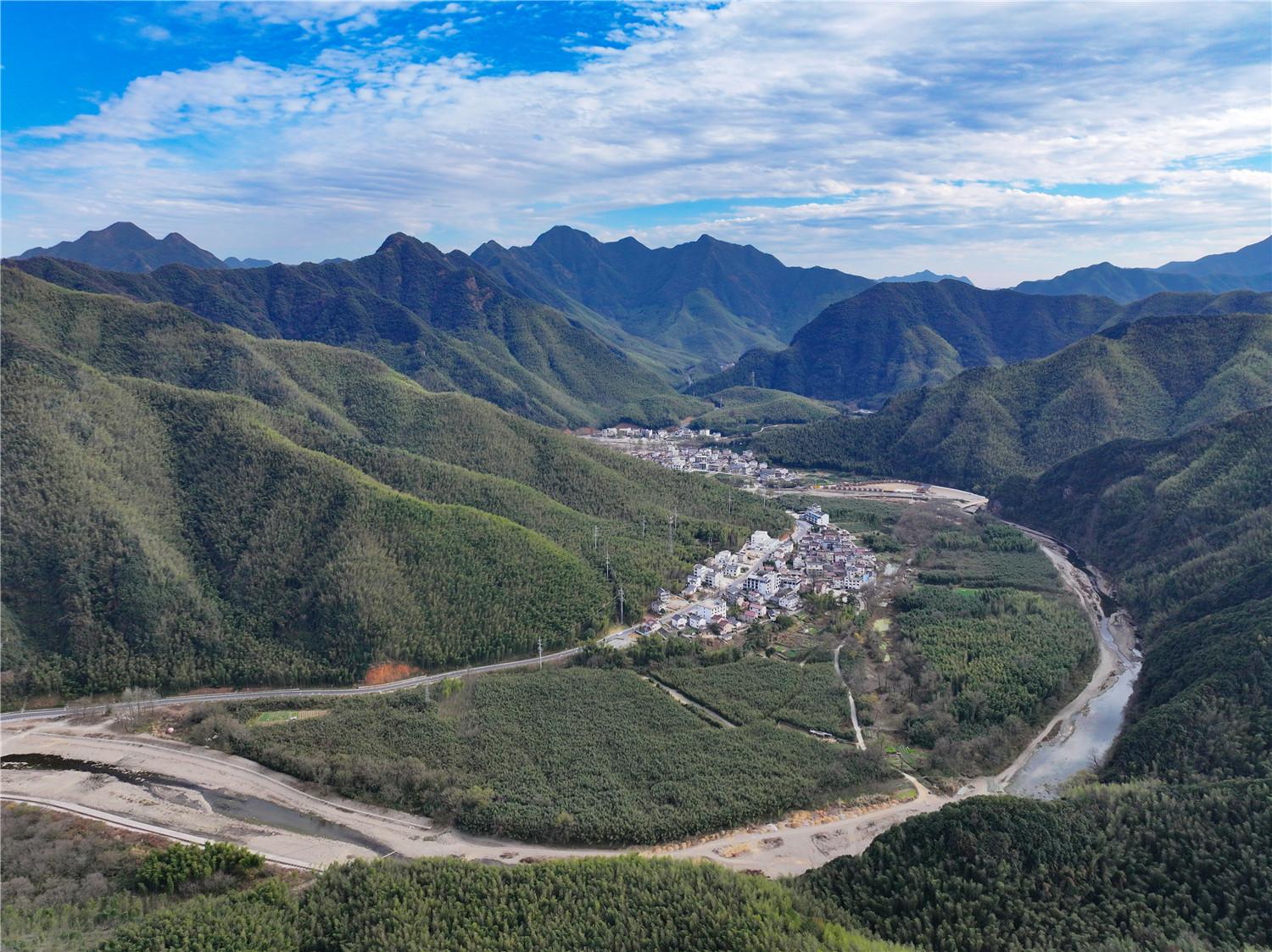 12月9日拍摄的月亮湾村,皖南川藏线穿村而过.