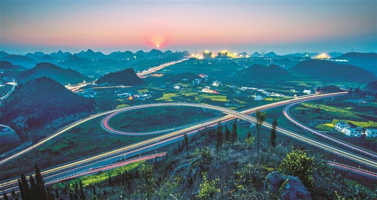 普定县白岩镇匝道. 赵美和 摄