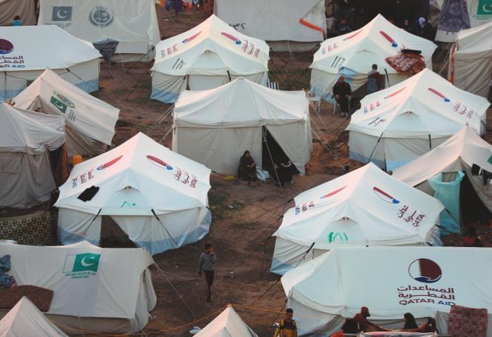 下图:12月18日,在加沙地带南部城市拉法,人们在临时避难所休息.