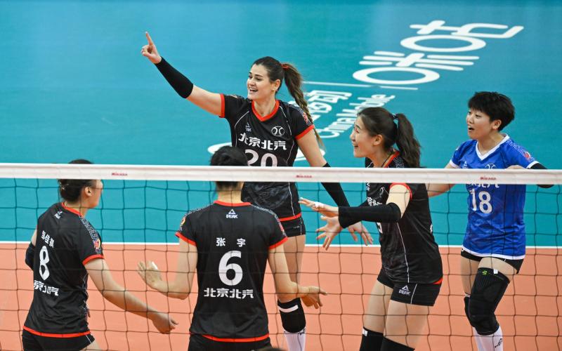 北汽女排队员在比赛中庆祝得分. 图/新华社