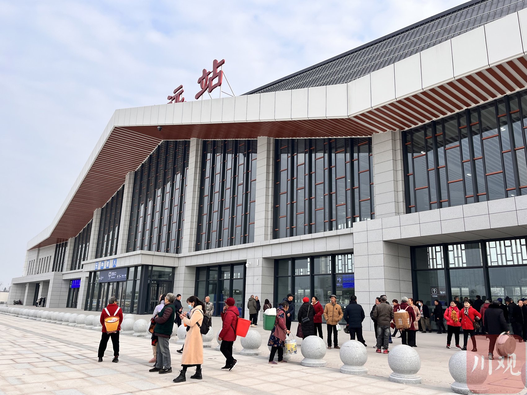 威远即将通高铁,不少百姓前来"探站".陈俊伶 摄