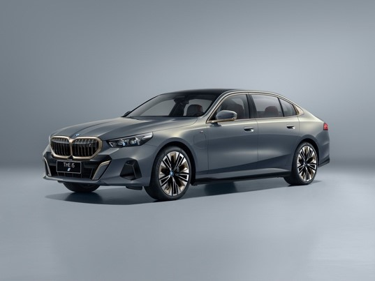 后排配31英寸巨幕成“私人影院” 全新BMW 5系油电齐发首秀南京
