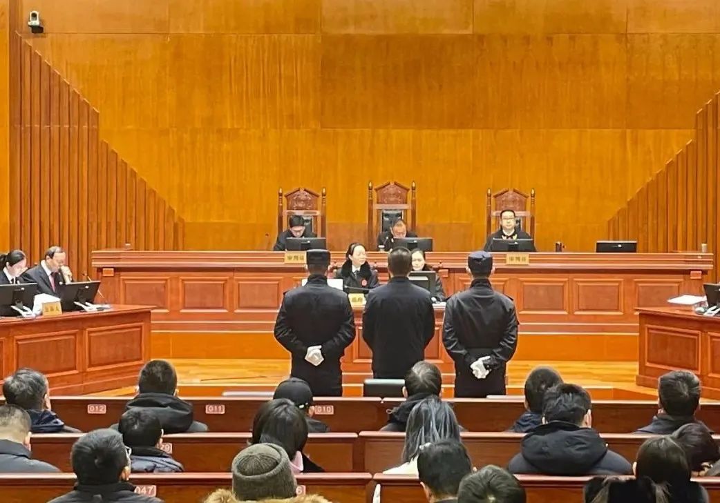 西宁市原市长孔令栋受审,当庭流下悔恨的泪水