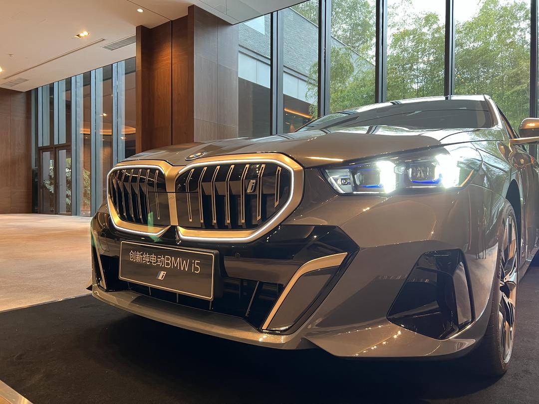 后排配31英寸巨幕成“私人影院” 全新BMW 5系油电齐发首秀南京