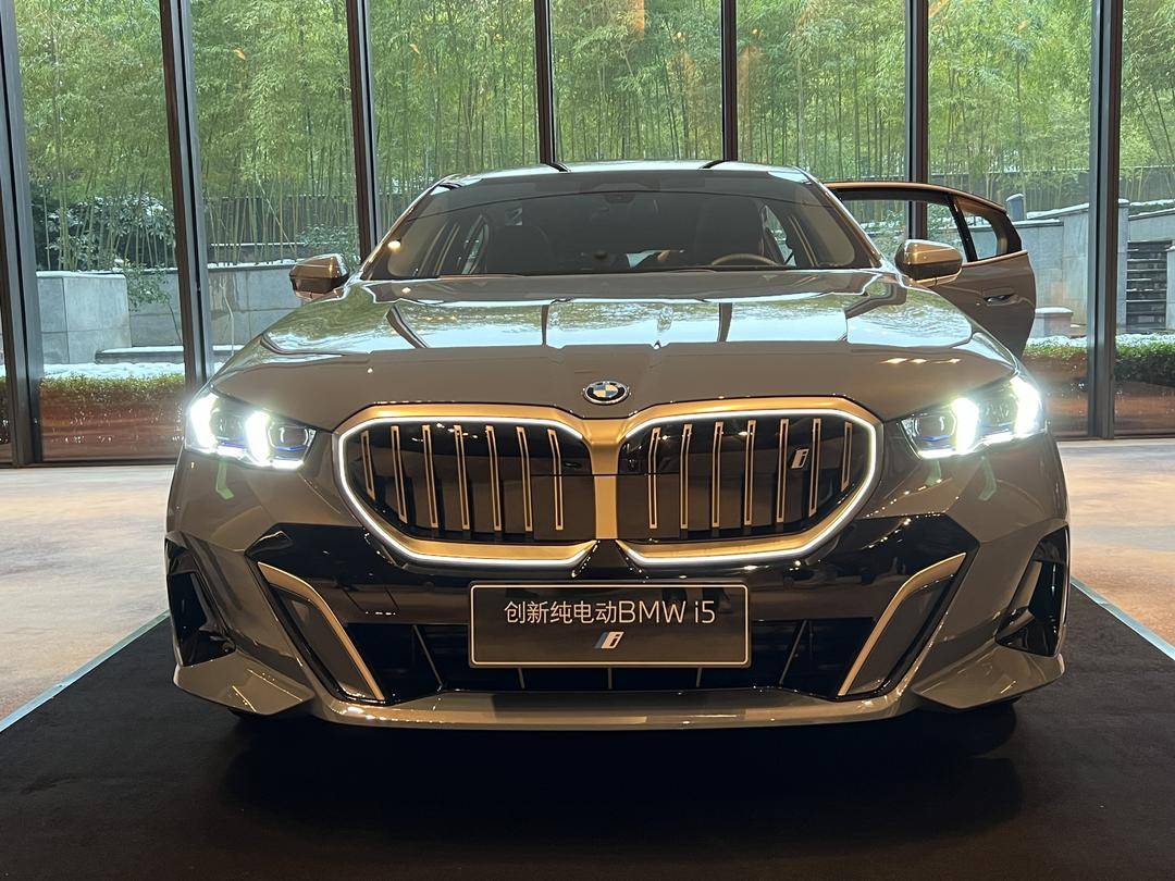 后排配31英寸巨幕成“私人影院” 全新BMW 5系油电齐发首秀南京