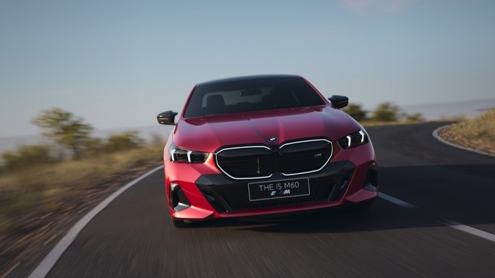 后排配31英寸巨幕成“私人影院” 全新BMW 5系油电齐发首秀南京