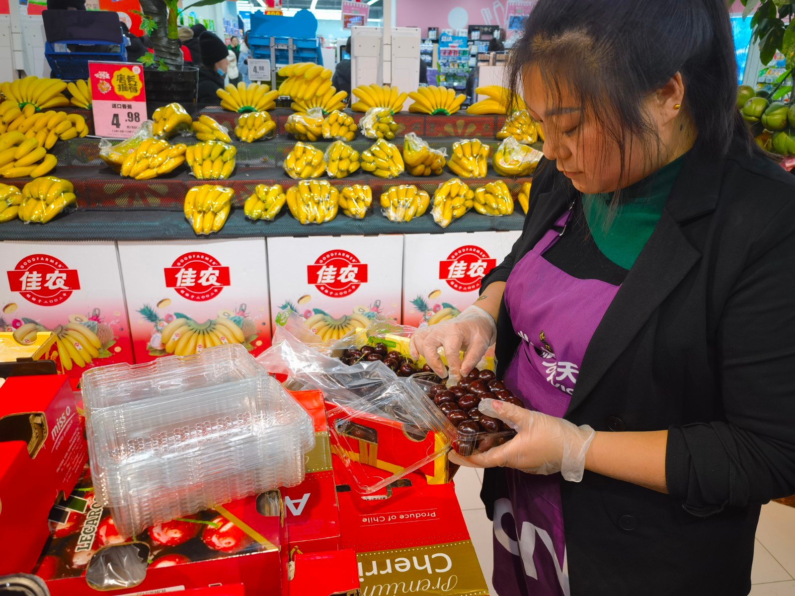 超市工作人员正在对车厘子进行分装.